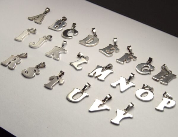Colgantes de letra plata